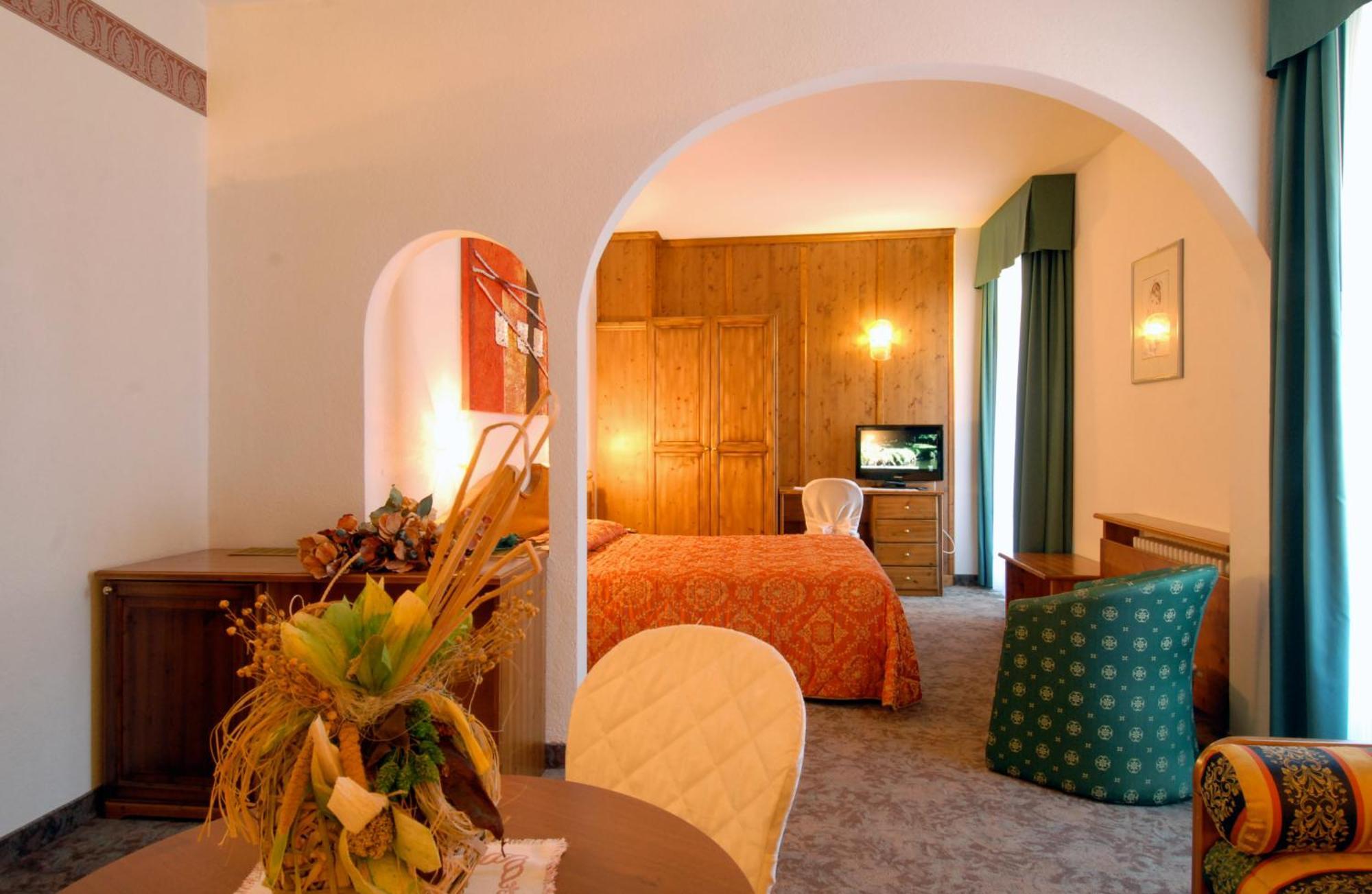 G. Hotel Des Alpes Сан-Мартино-ди-Кастроцца Экстерьер фото