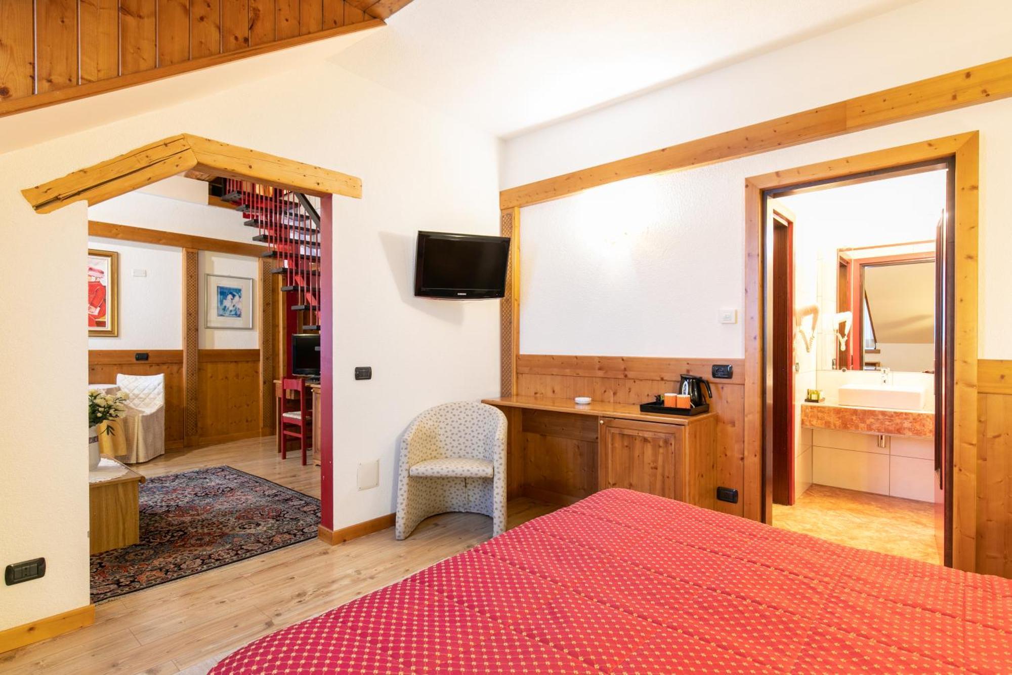 G. Hotel Des Alpes Сан-Мартино-ди-Кастроцца Экстерьер фото