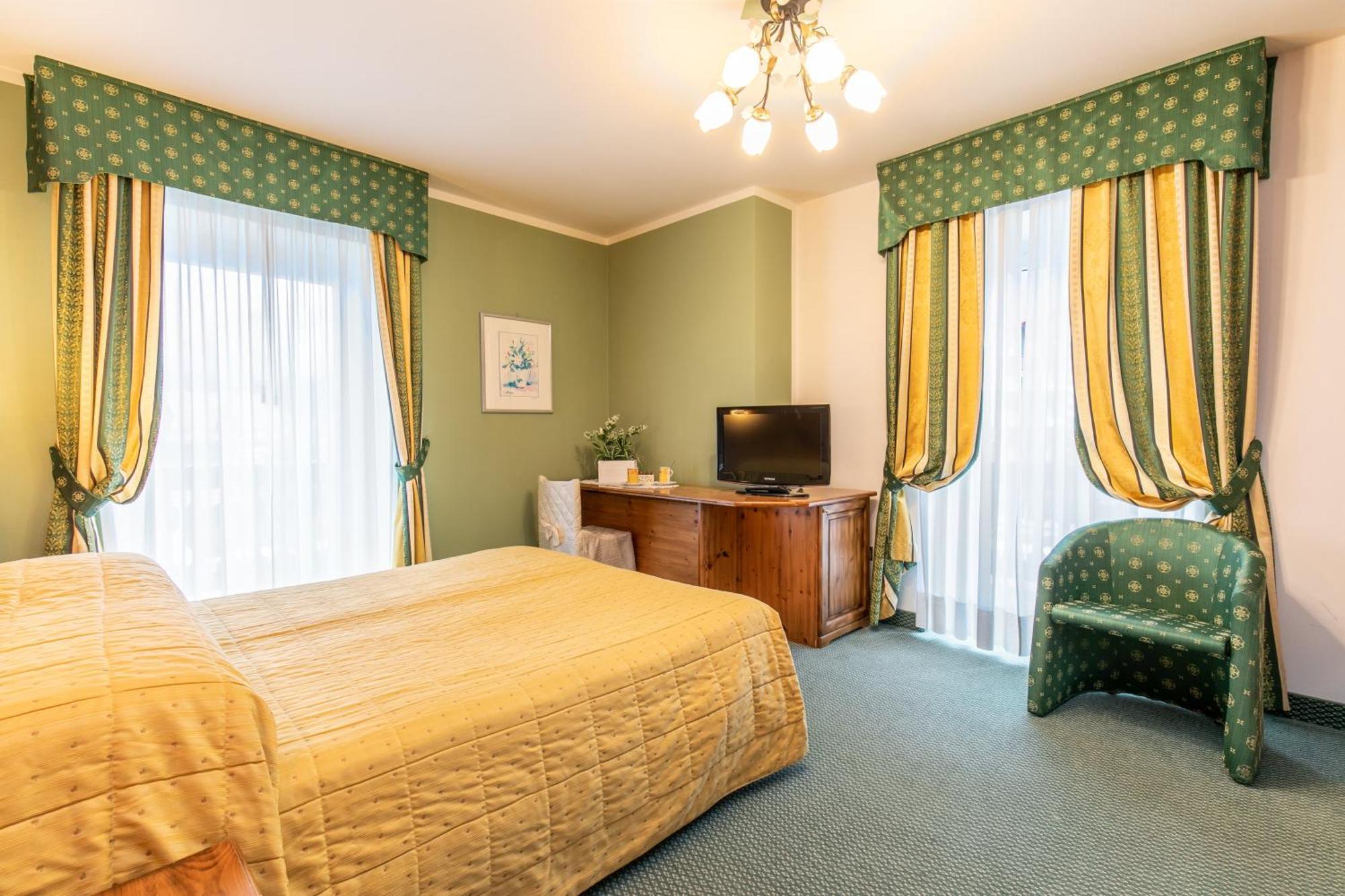 G. Hotel Des Alpes Сан-Мартино-ди-Кастроцца Экстерьер фото