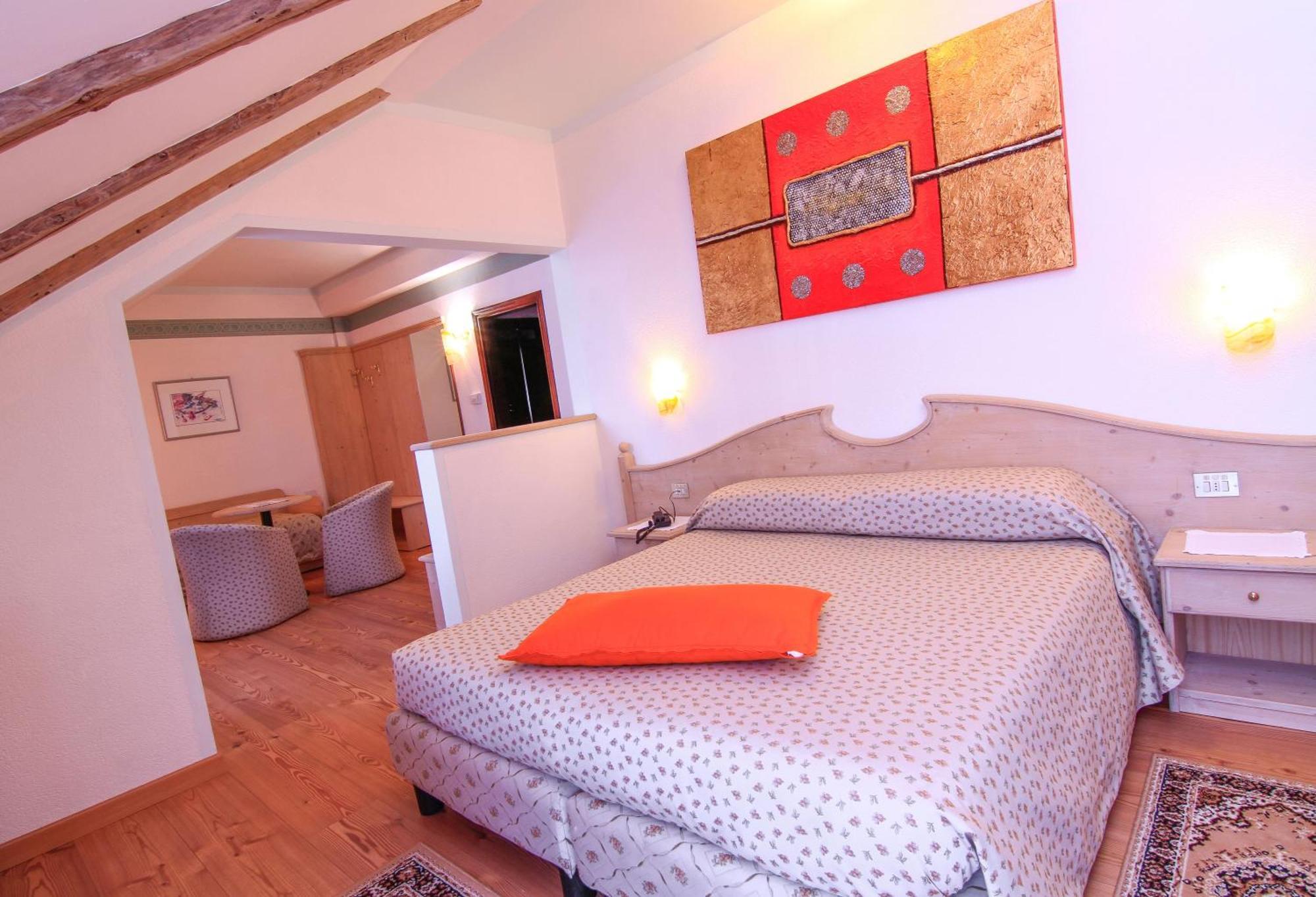 G. Hotel Des Alpes Сан-Мартино-ди-Кастроцца Экстерьер фото