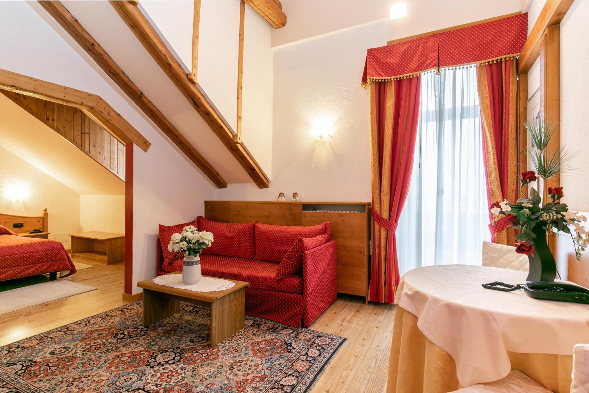 G. Hotel Des Alpes Сан-Мартино-ди-Кастроцца Экстерьер фото