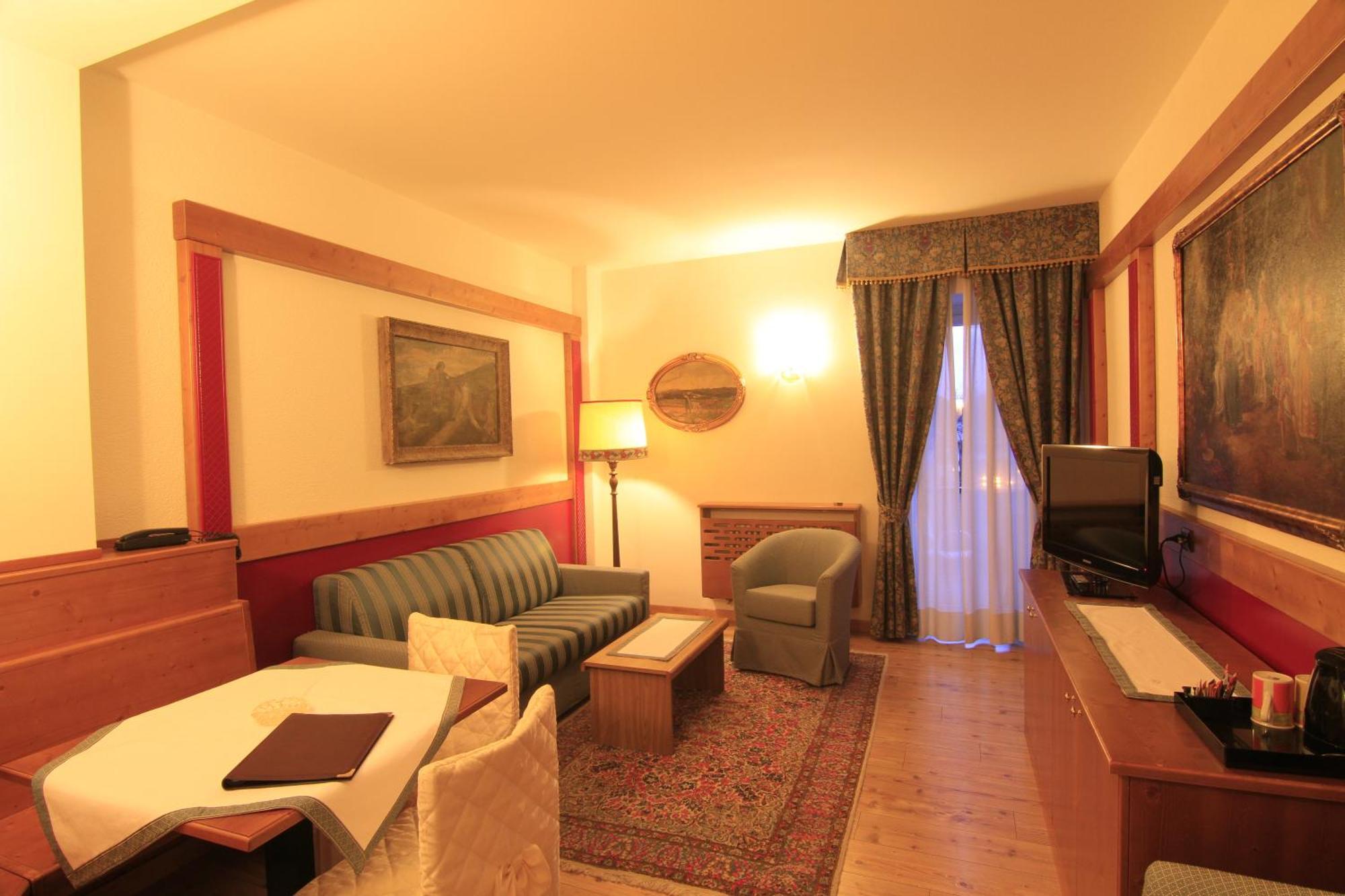 G. Hotel Des Alpes Сан-Мартино-ди-Кастроцца Экстерьер фото