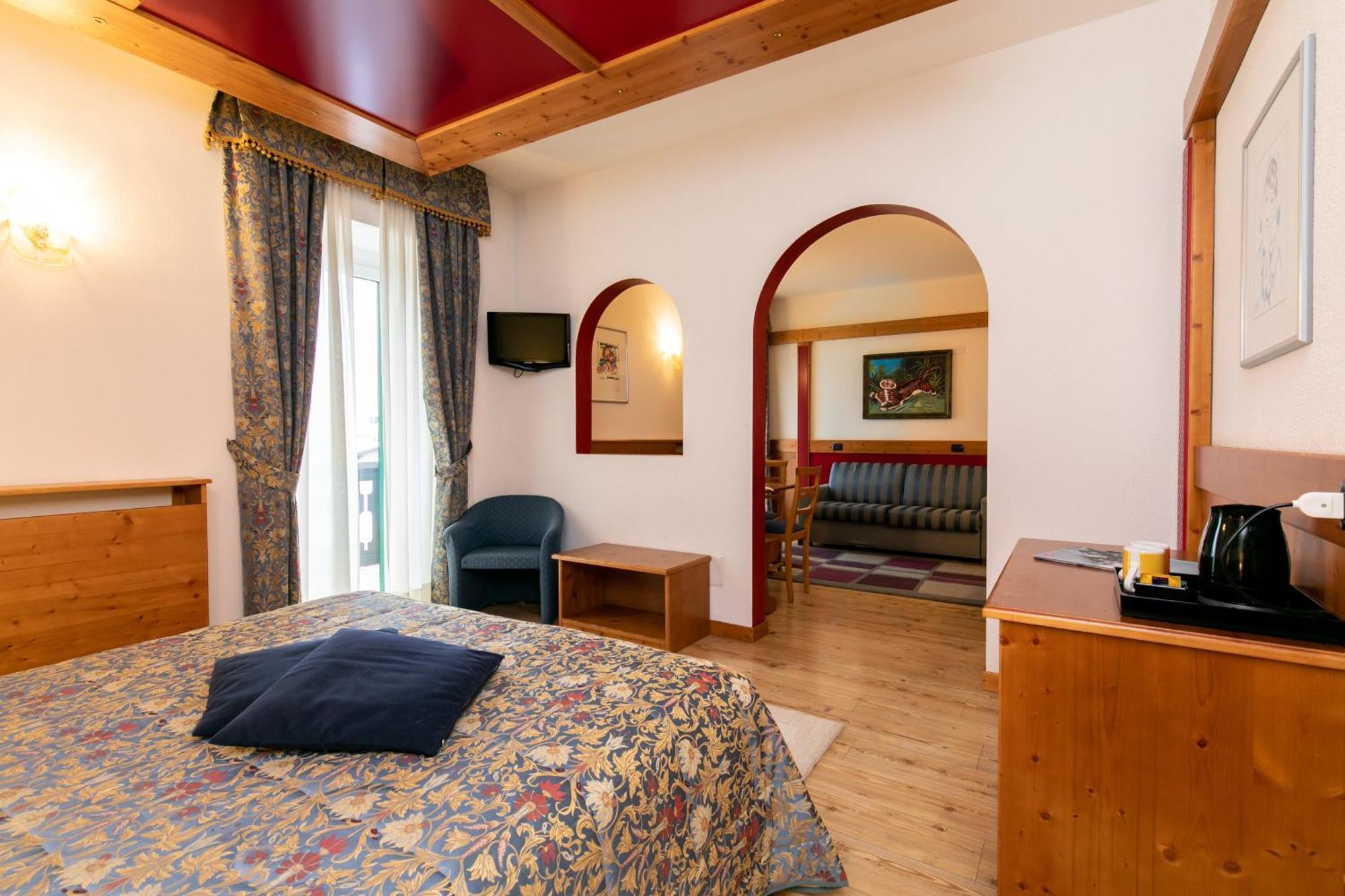 G. Hotel Des Alpes Сан-Мартино-ди-Кастроцца Экстерьер фото
