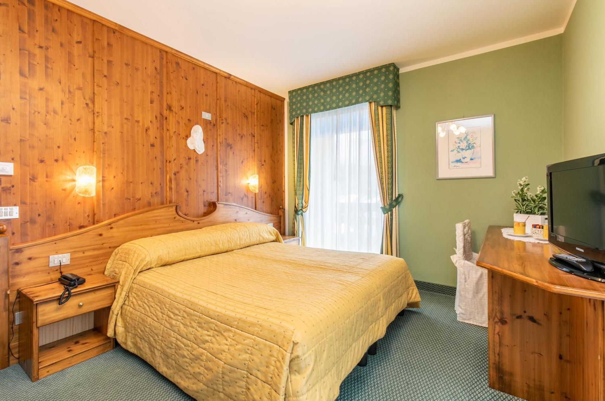 G. Hotel Des Alpes Сан-Мартино-ди-Кастроцца Экстерьер фото