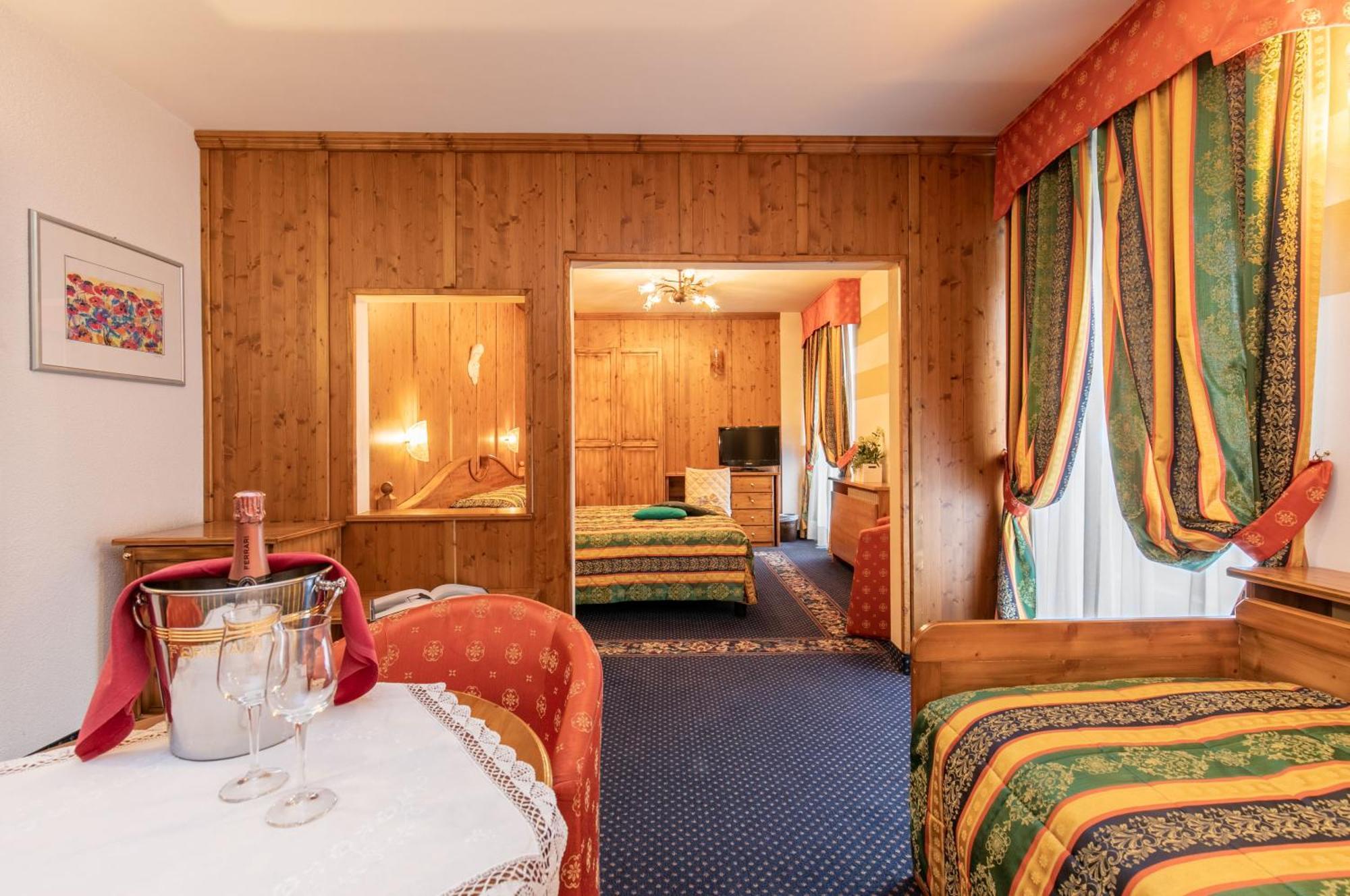G. Hotel Des Alpes Сан-Мартино-ди-Кастроцца Экстерьер фото