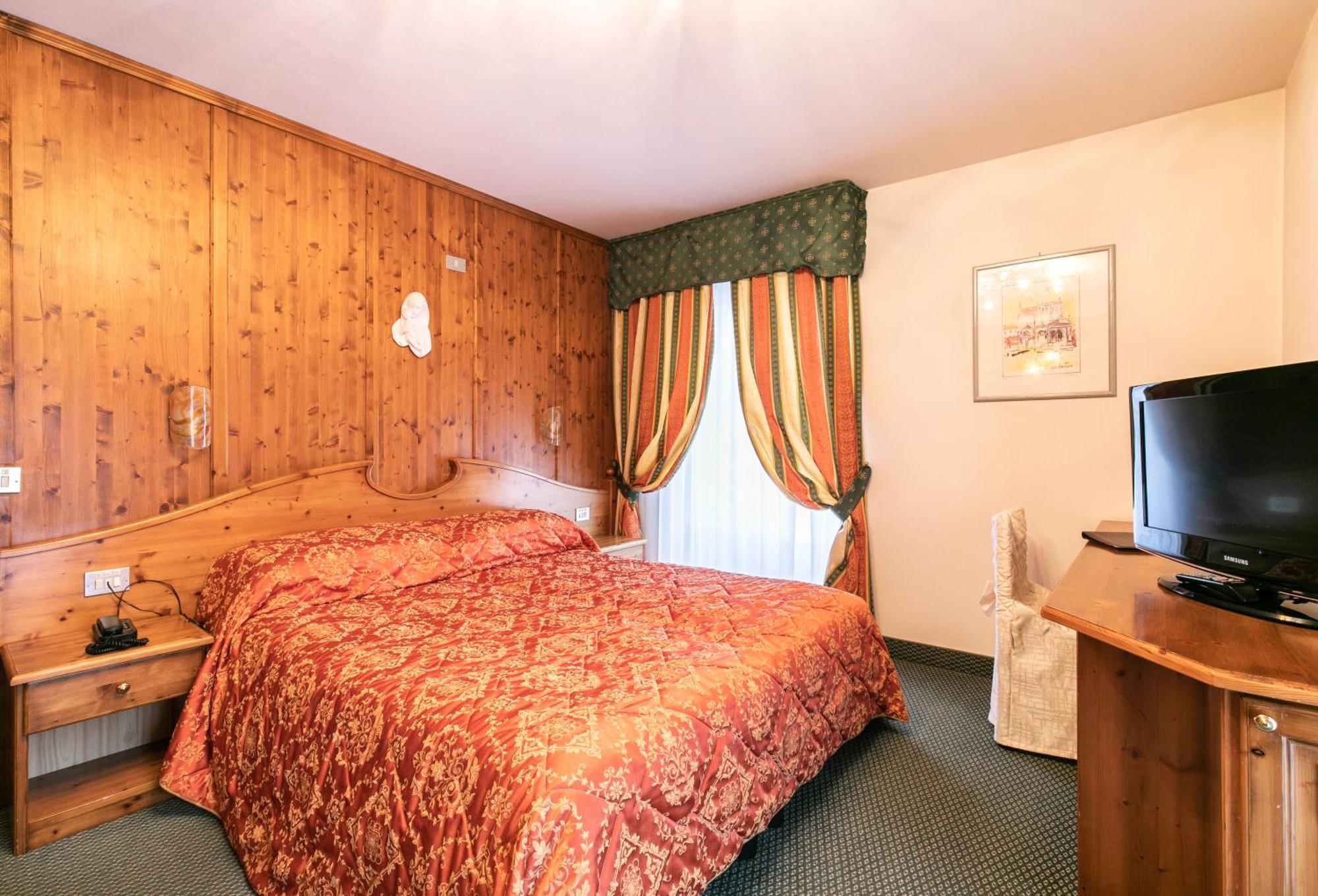 G. Hotel Des Alpes Сан-Мартино-ди-Кастроцца Экстерьер фото