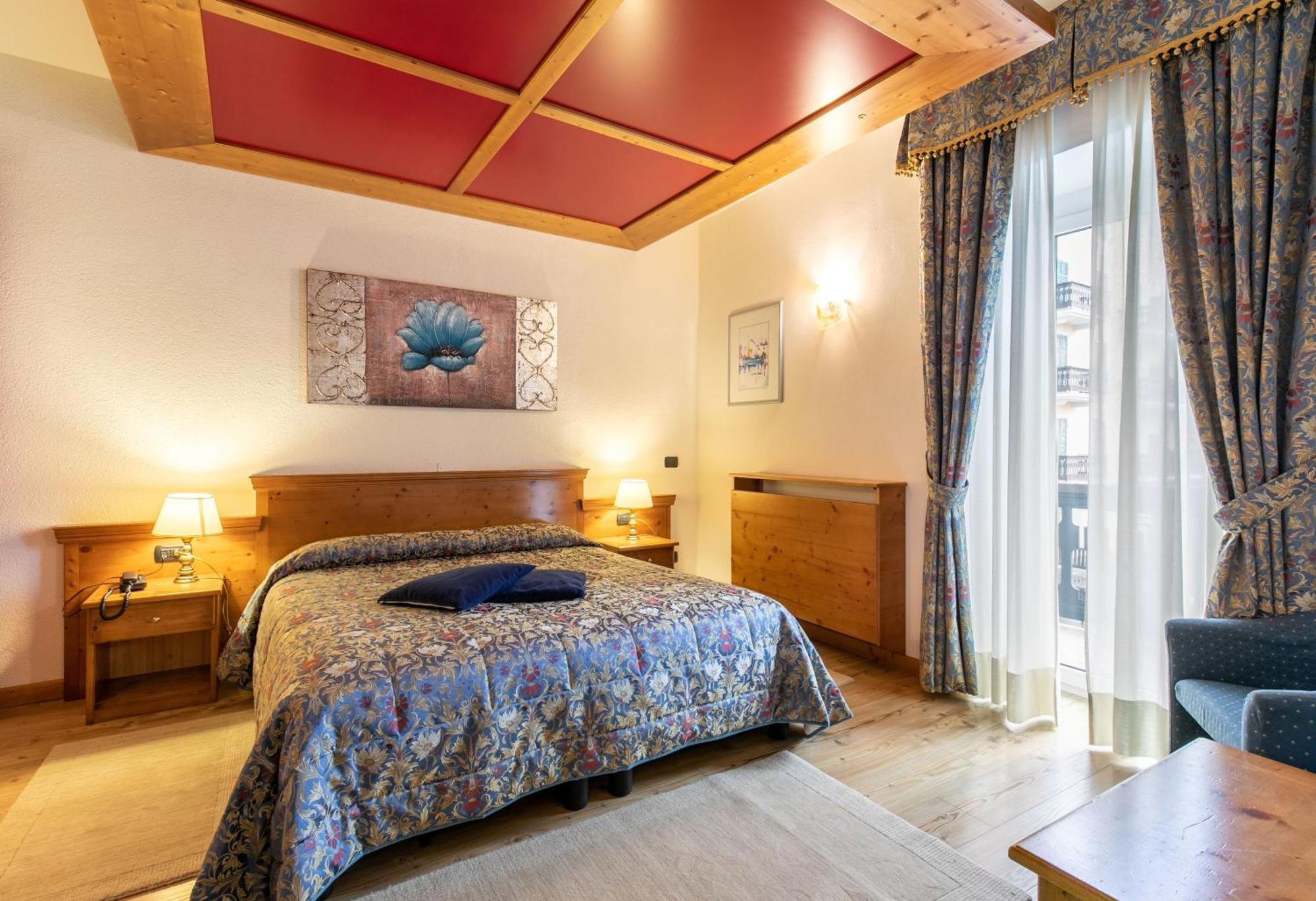 G. Hotel Des Alpes Сан-Мартино-ди-Кастроцца Экстерьер фото