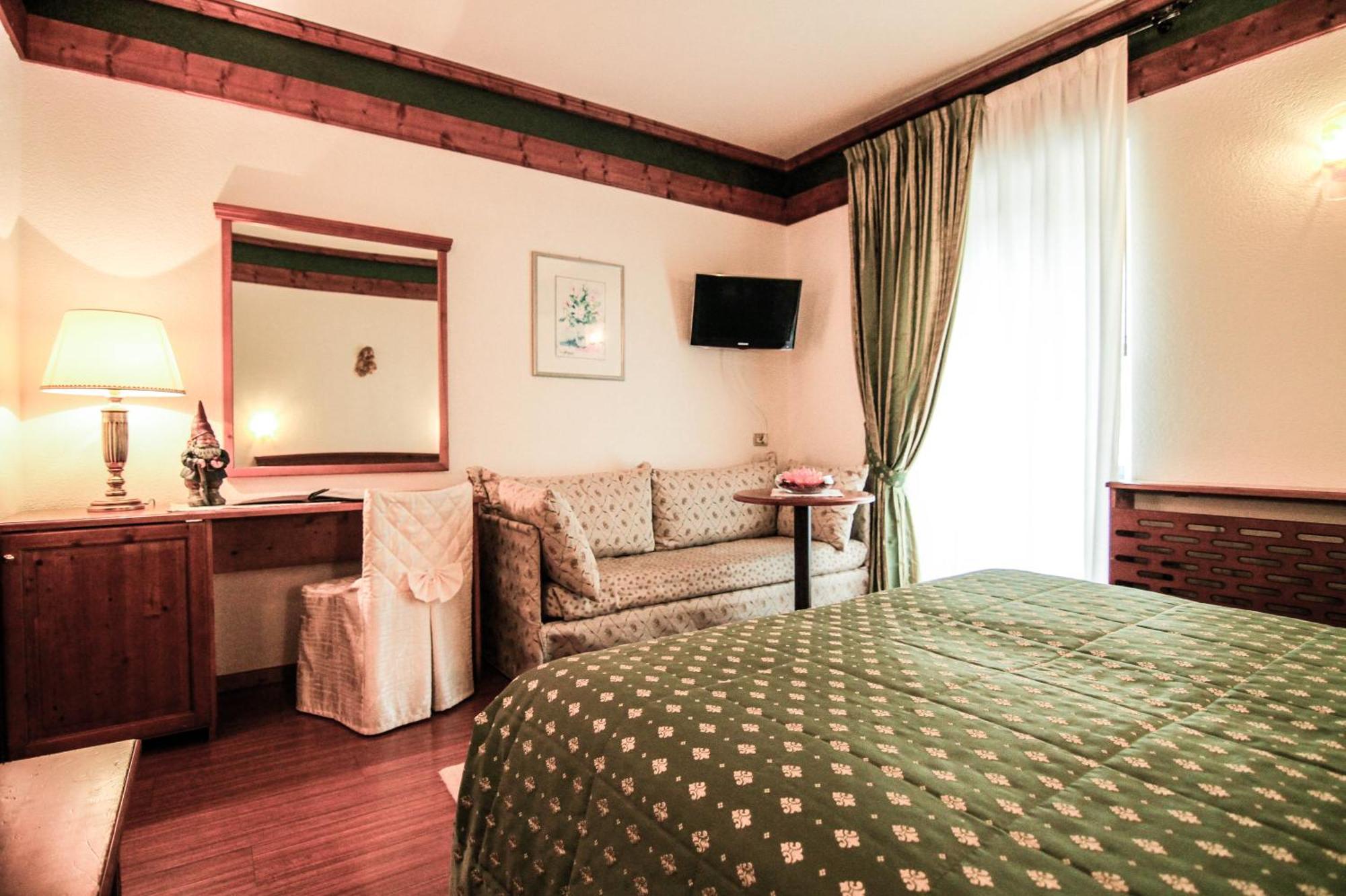 G. Hotel Des Alpes Сан-Мартино-ди-Кастроцца Экстерьер фото