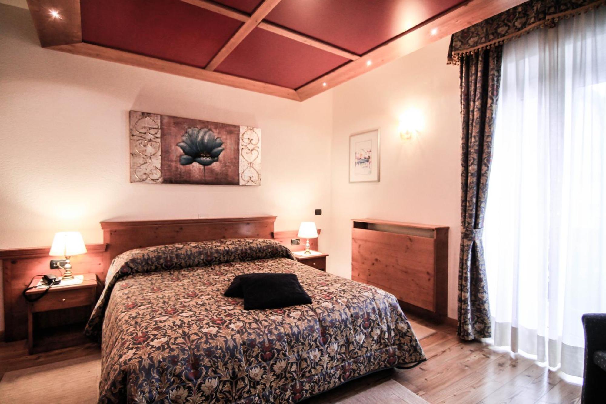 G. Hotel Des Alpes Сан-Мартино-ди-Кастроцца Экстерьер фото
