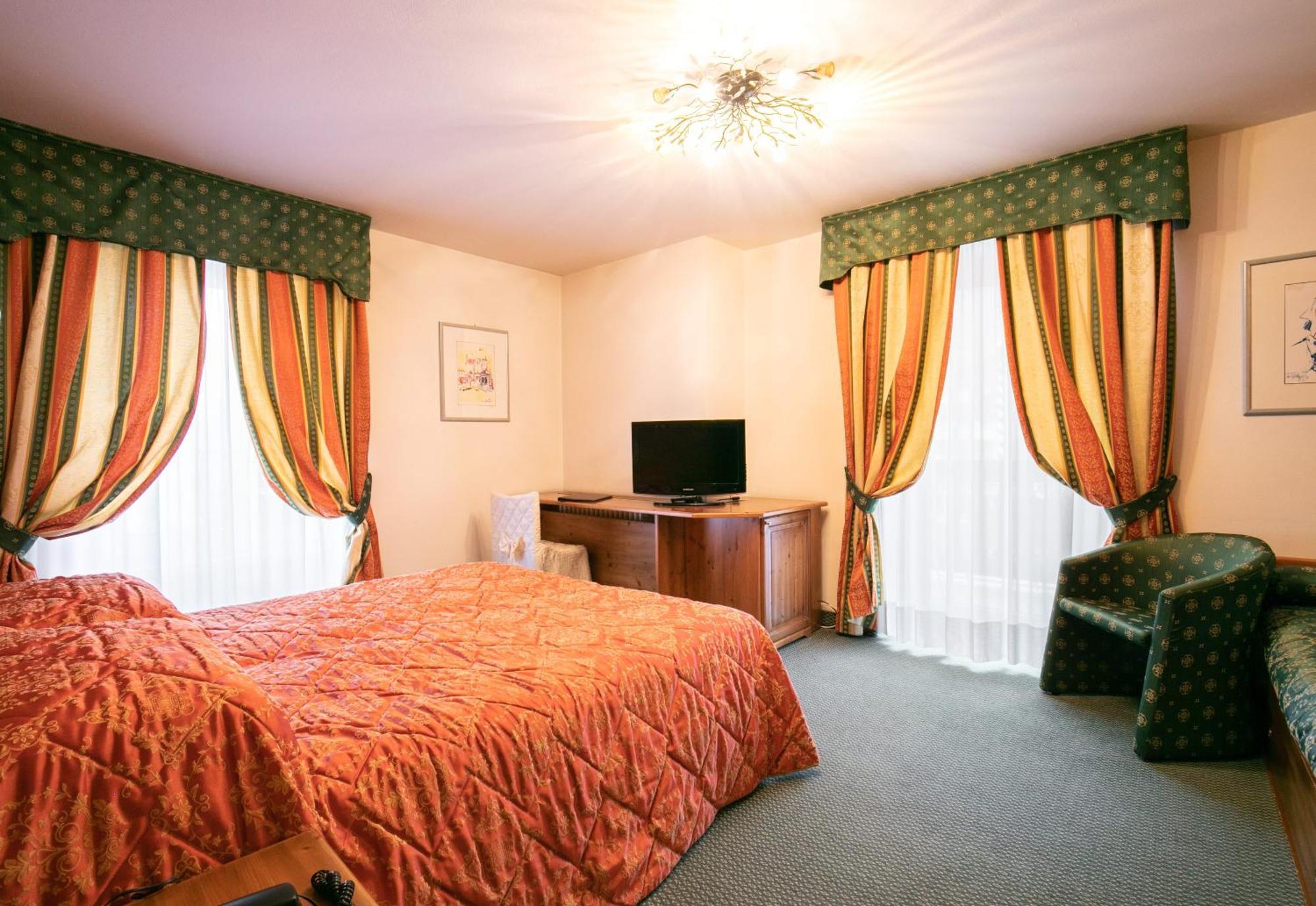 G. Hotel Des Alpes Сан-Мартино-ди-Кастроцца Экстерьер фото